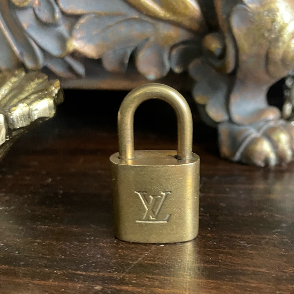 Louis Vuitton Auth Lock NO KEY #336
